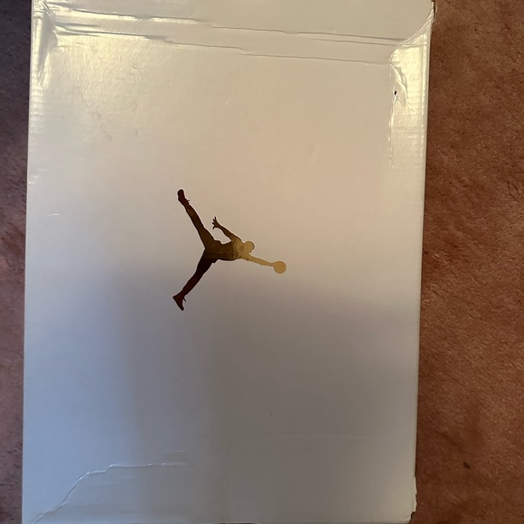 BNIB Women’s sz 9.5 Air Jordan 1 Mid SE sesame,white,flash crimson, psychic blue - Picture 8 of 9